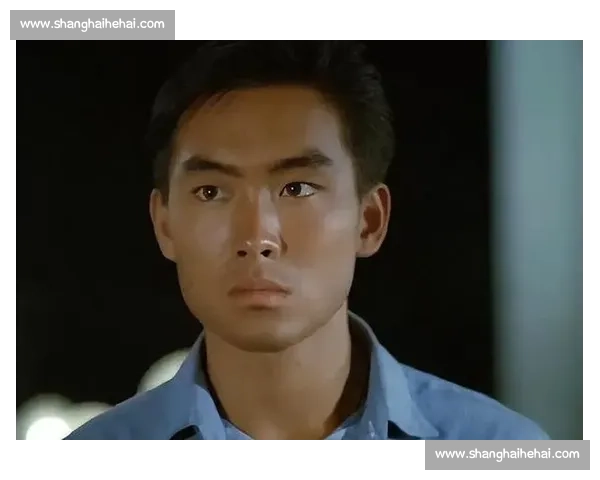 司徒浩南重出江湖！郑浩南香港街头再现经典造型，网友：青春回来了